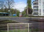 Ein K4000 Doppelzug als Linie 12 Ri. Eifelstr. berquert im engen Gleisbogen mit 15 km/h die Neusser Str. und erreicht die Hst. Wilhelm-Sollmann-Str.(13.04.07)  